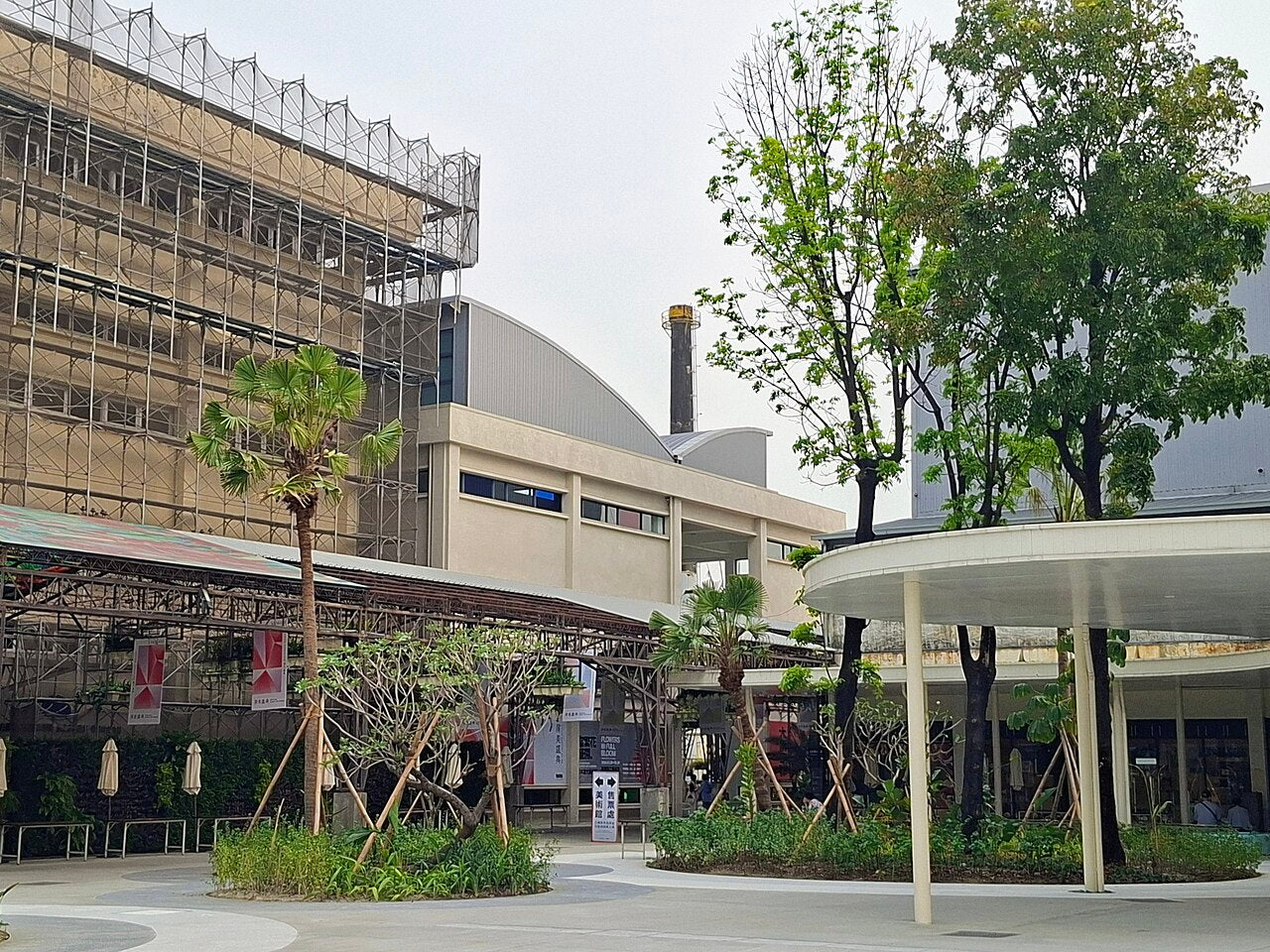 屏東縣立美術館開幕：老菸廠裡的《當繁花盛開》