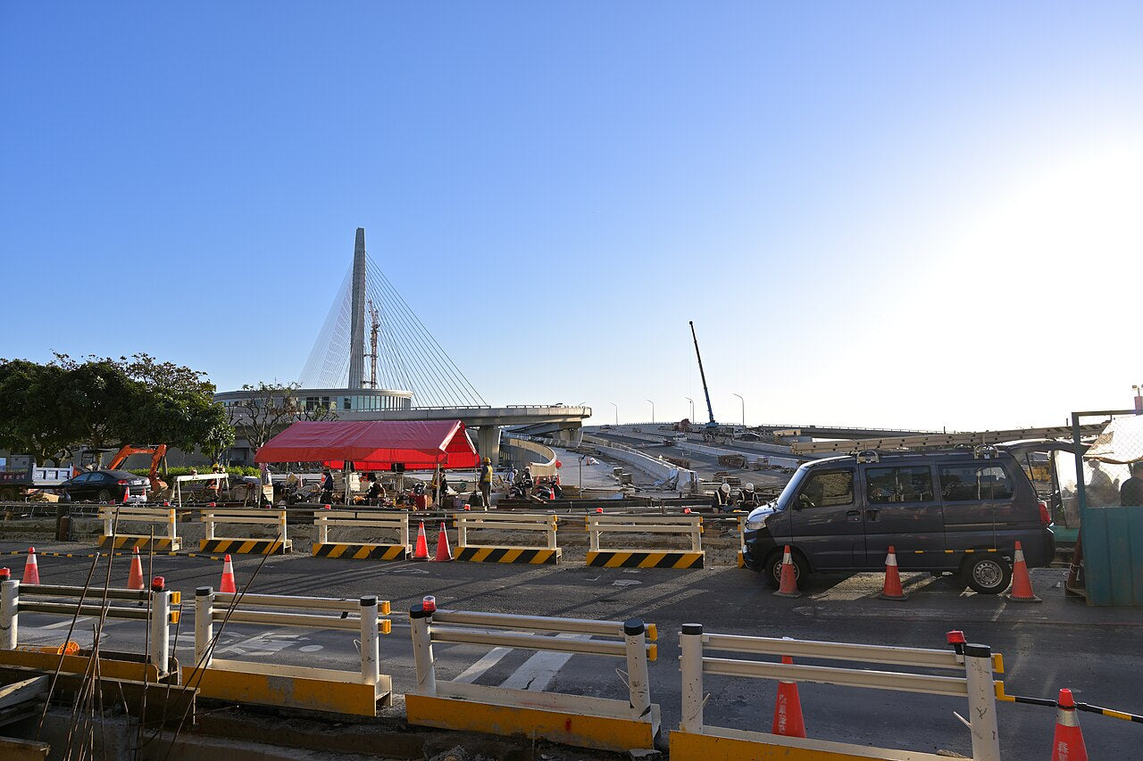 札哈·哈蒂遺作淡江大橋通車，淡水河口立起世界最大單塔斜張橋